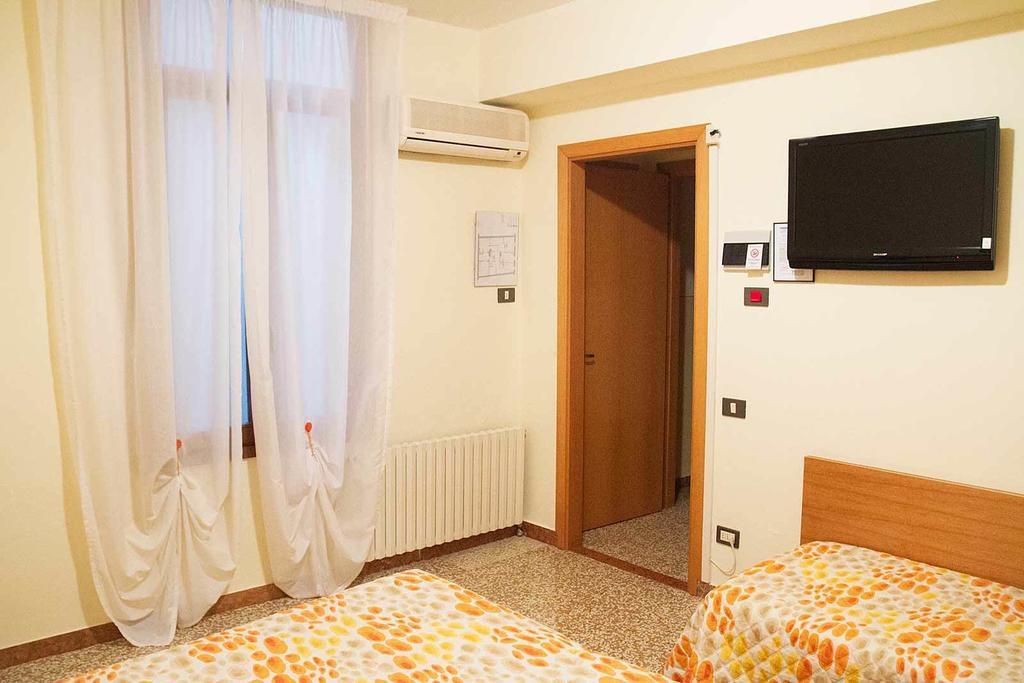 Albergo Dal Baffo Lazise Habitación foto